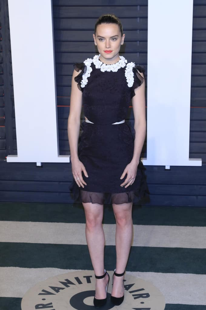 Daisy Ridley's Measurements: Height, Weight, Bra Size, Breast Size & More 7 Daisy Ridley at the Vanity Fair Oscar Party