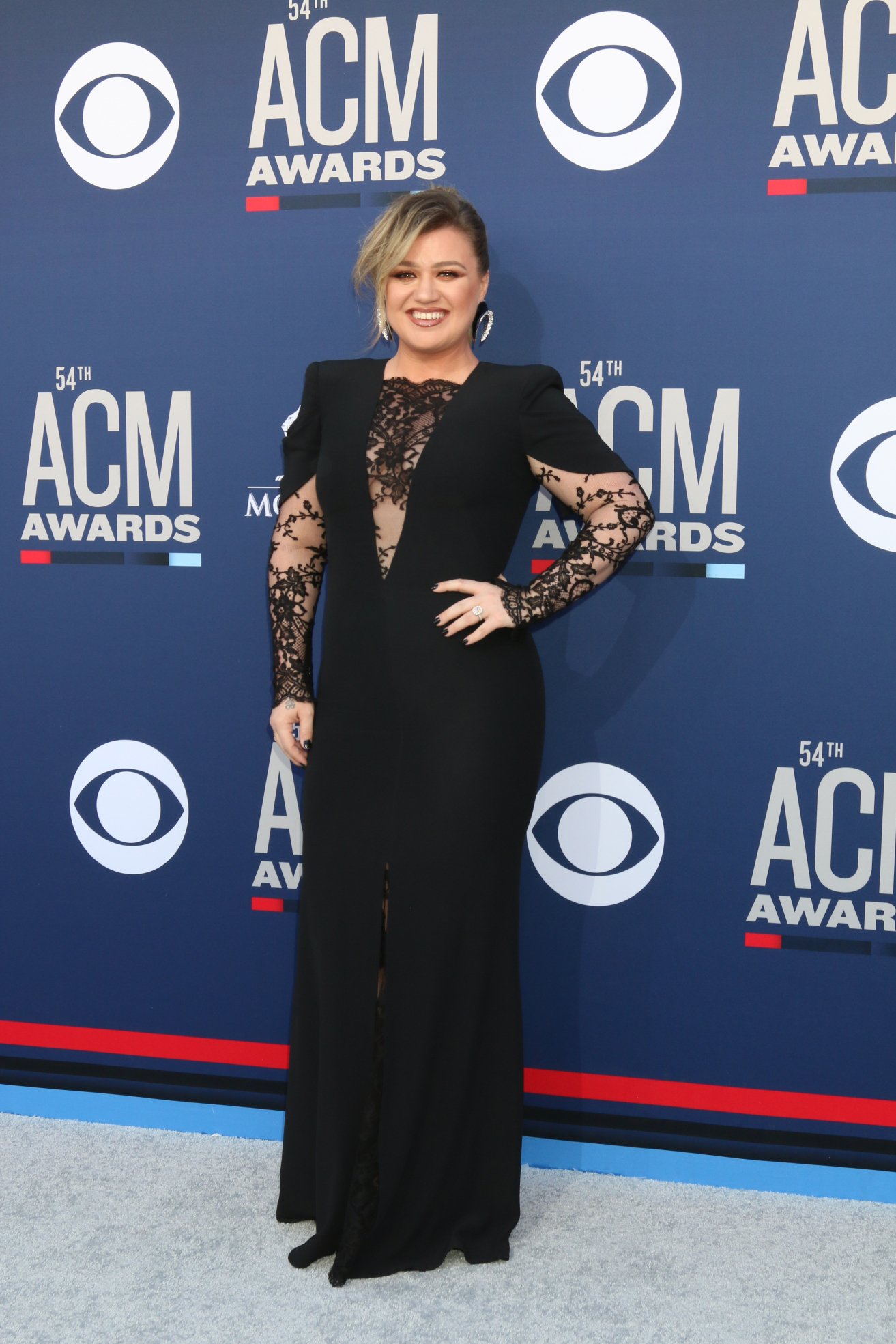 Kelly Clarkson's Height, Weight, Bio, Measurements & More