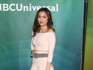 Summer Bishil's Age, Height, Weight, Biography, Dating Life & More 8 Summer Bishil