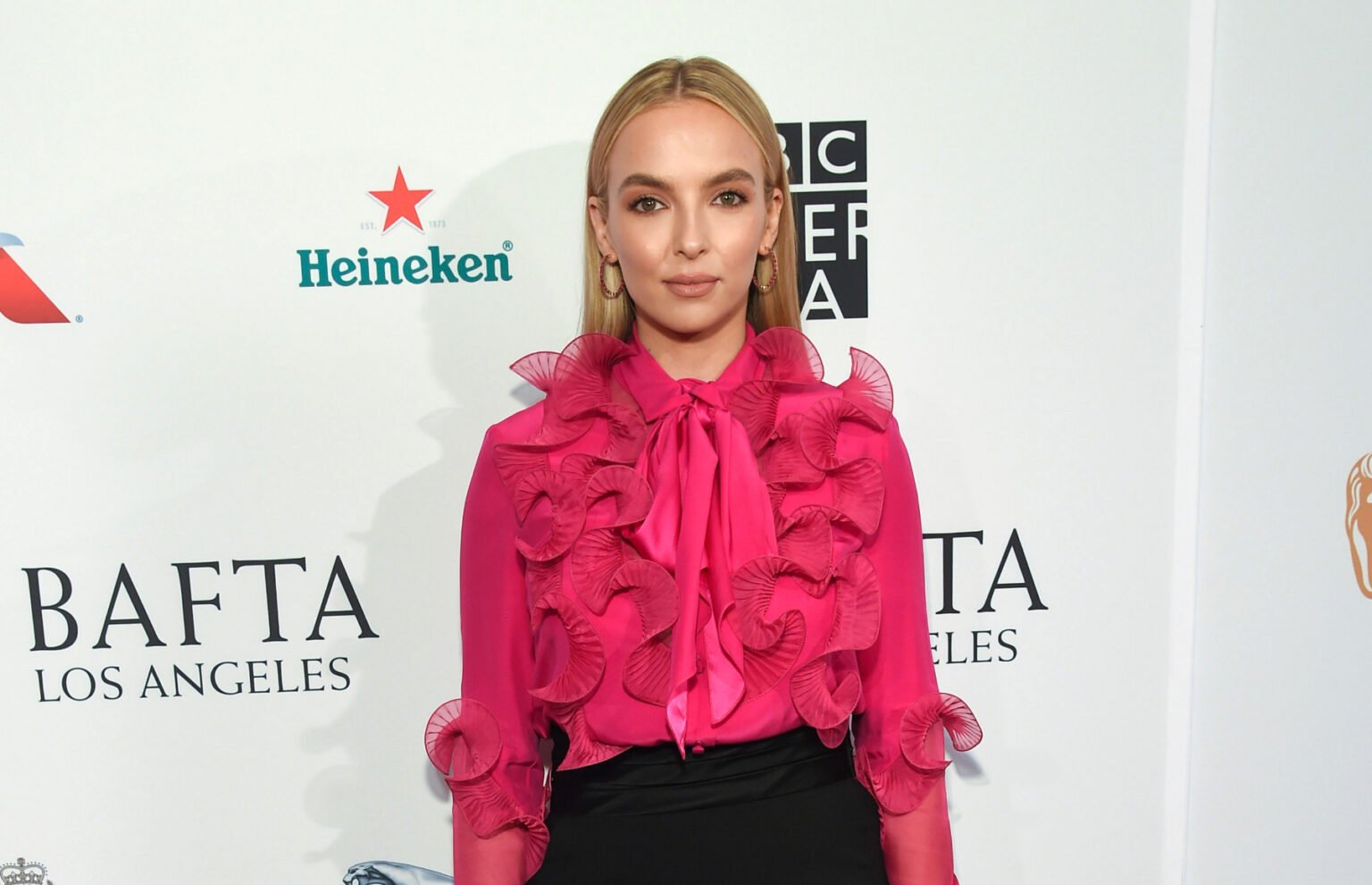 jodie-comer-s-height-weight-bio-measurements-more