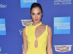 "Wonder Woman" Gal Gadot's Height, Weight, Real Size, & More 3 Israeli actress and model Gal Gadot