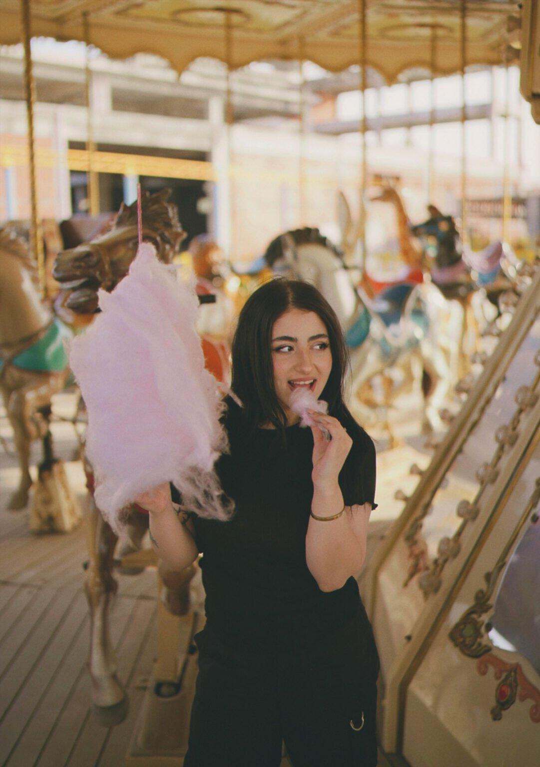 30+ Fashionable Amusement Park Outfits For a Stylish Day Out