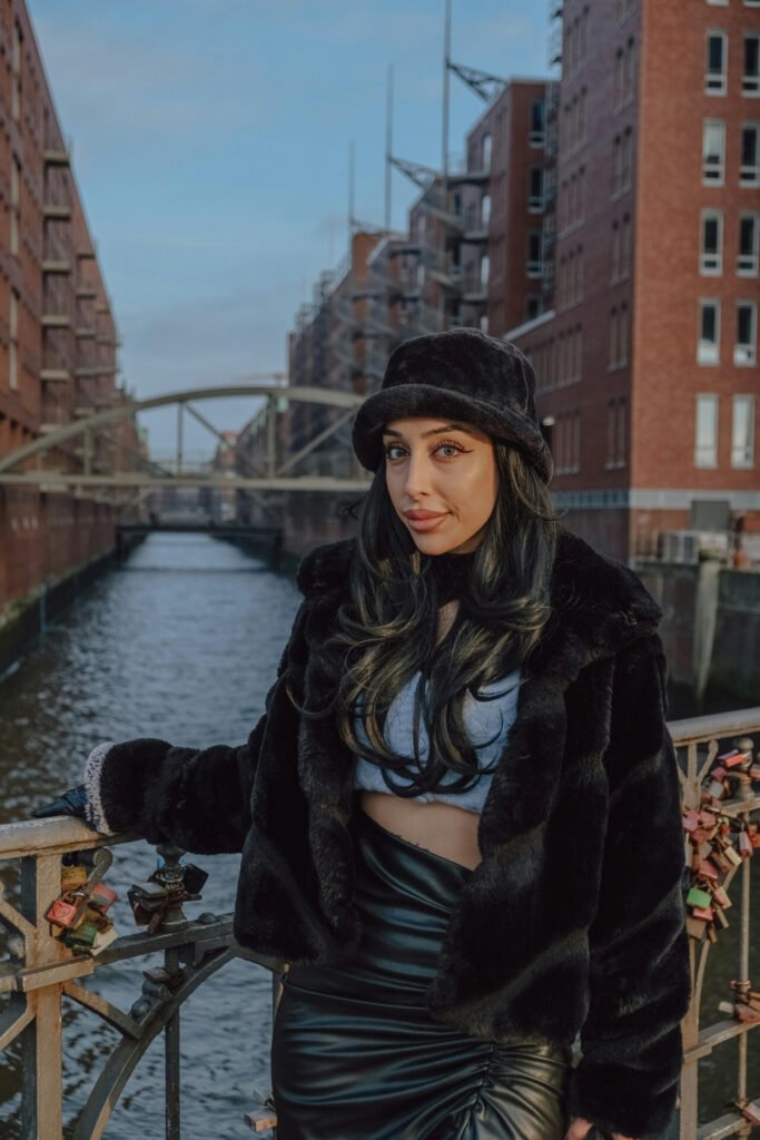 Classy Winter Leather Skirt Outfit