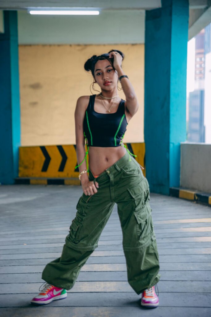 Semi-Grunge Cargo Pants Outfit