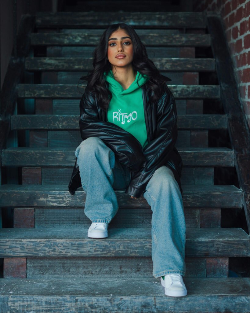 90s Pop Style Wide Leg Jeans Outfit