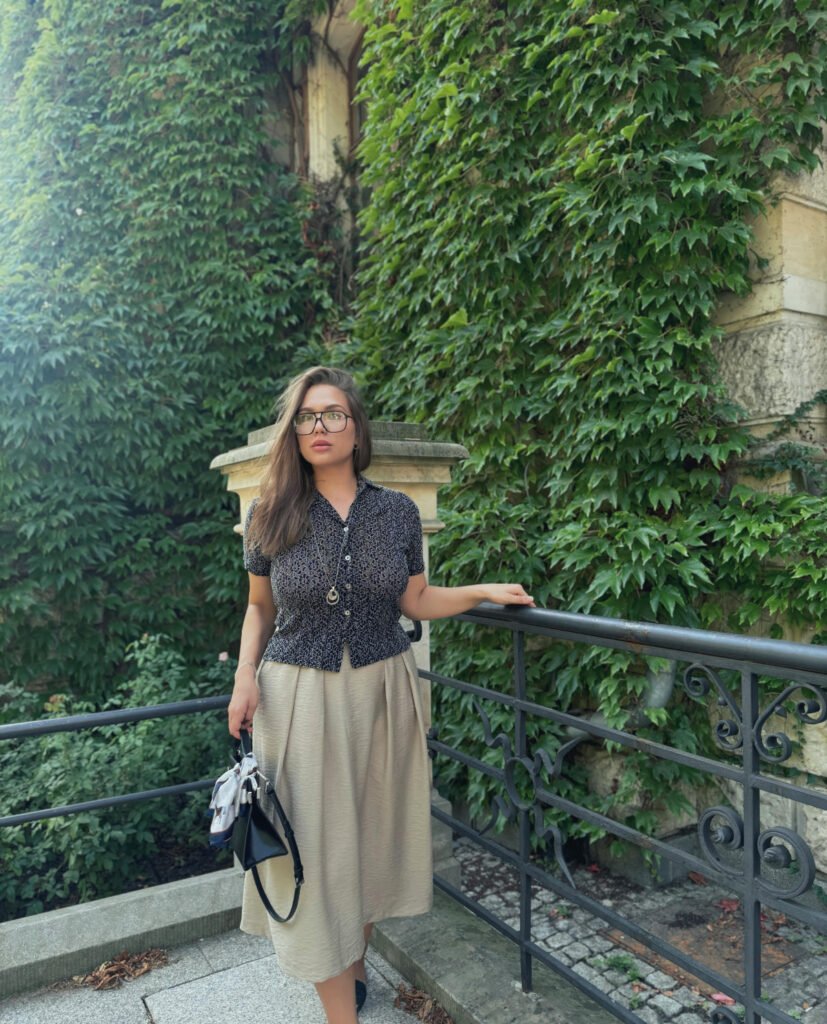 Contrast Casual Pleated Skirt Outfit